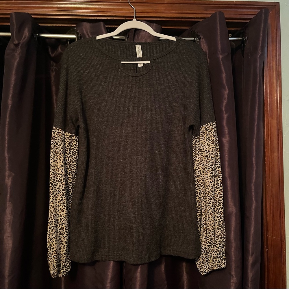 Tickled Teal gray ribbed top has leopard print bubble sleeves Sz L